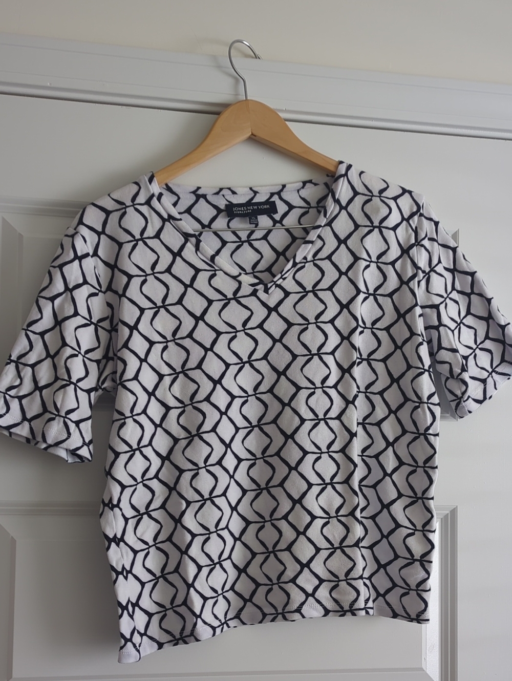 Jones New York White Short-Sleeve Tee with Navy Geometric Print P2P 23 L22